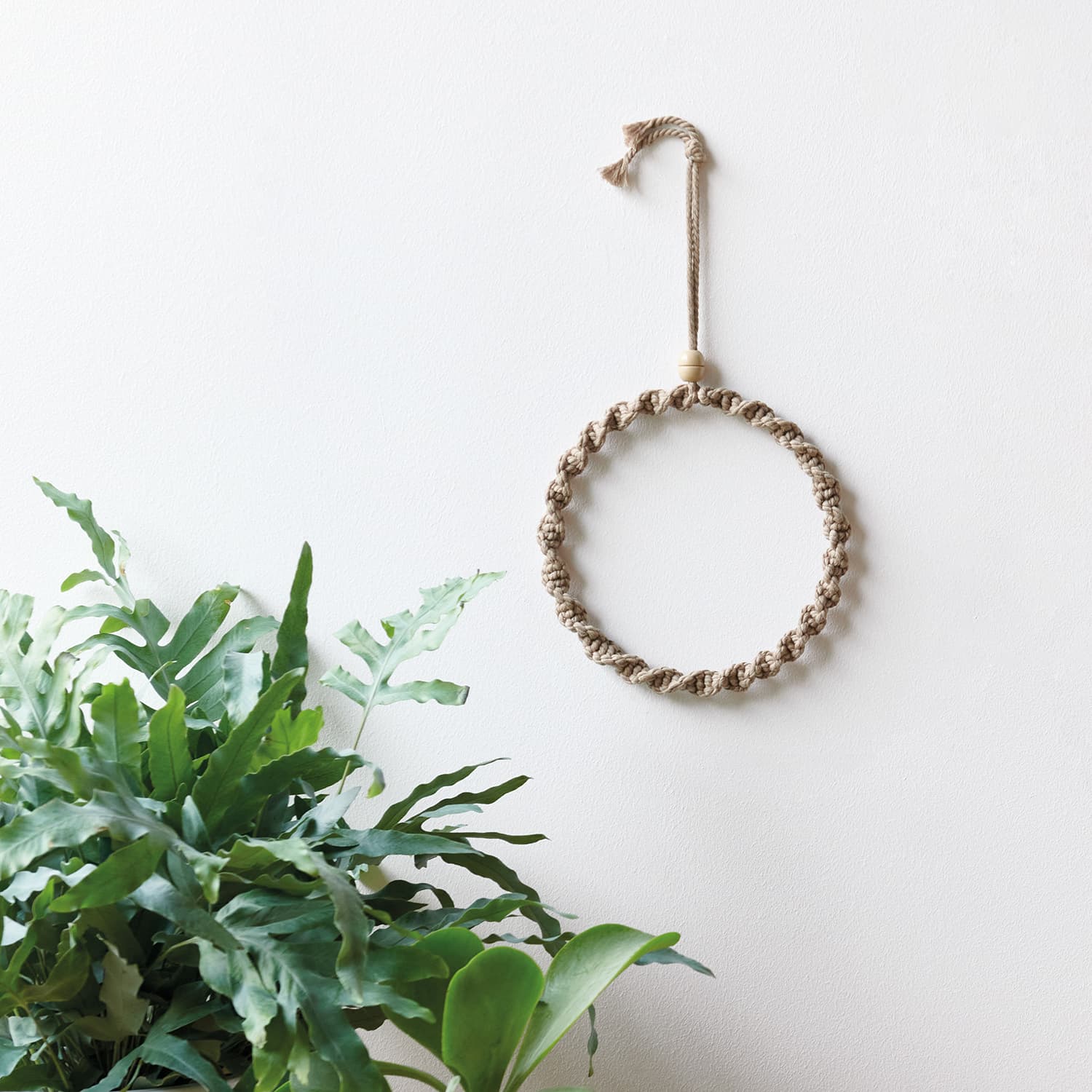 Umknoteter Ring mit braunem Makramee Garn