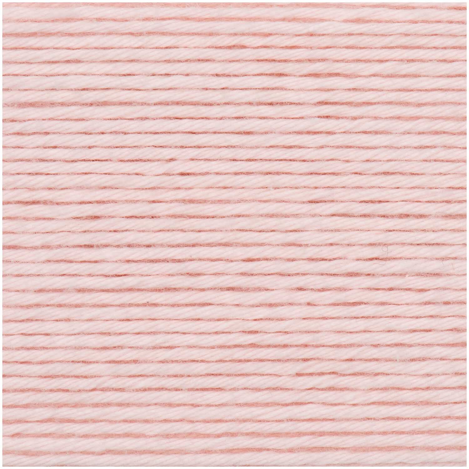 Rico Baby Cotton Soft dk in zartem Nude von Rico Design, 50g Knäuel, ideal für weiche Strickprojekte.