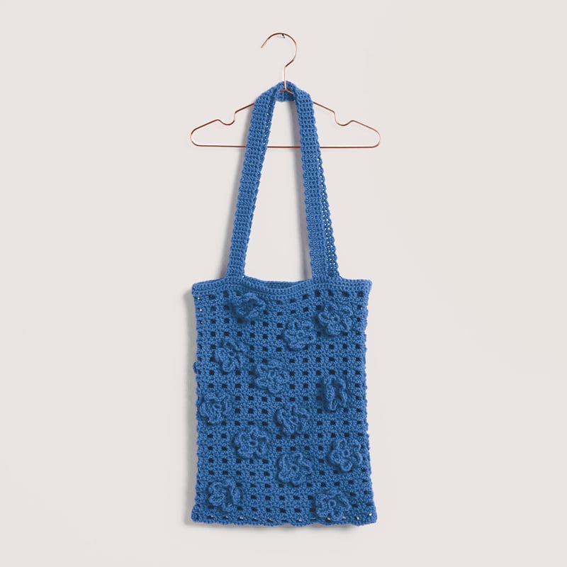 Gehäkelte Tasche in Blau mit Blumen-Applikationen: Modell 15 aus dem Heft Made by Me No. 22