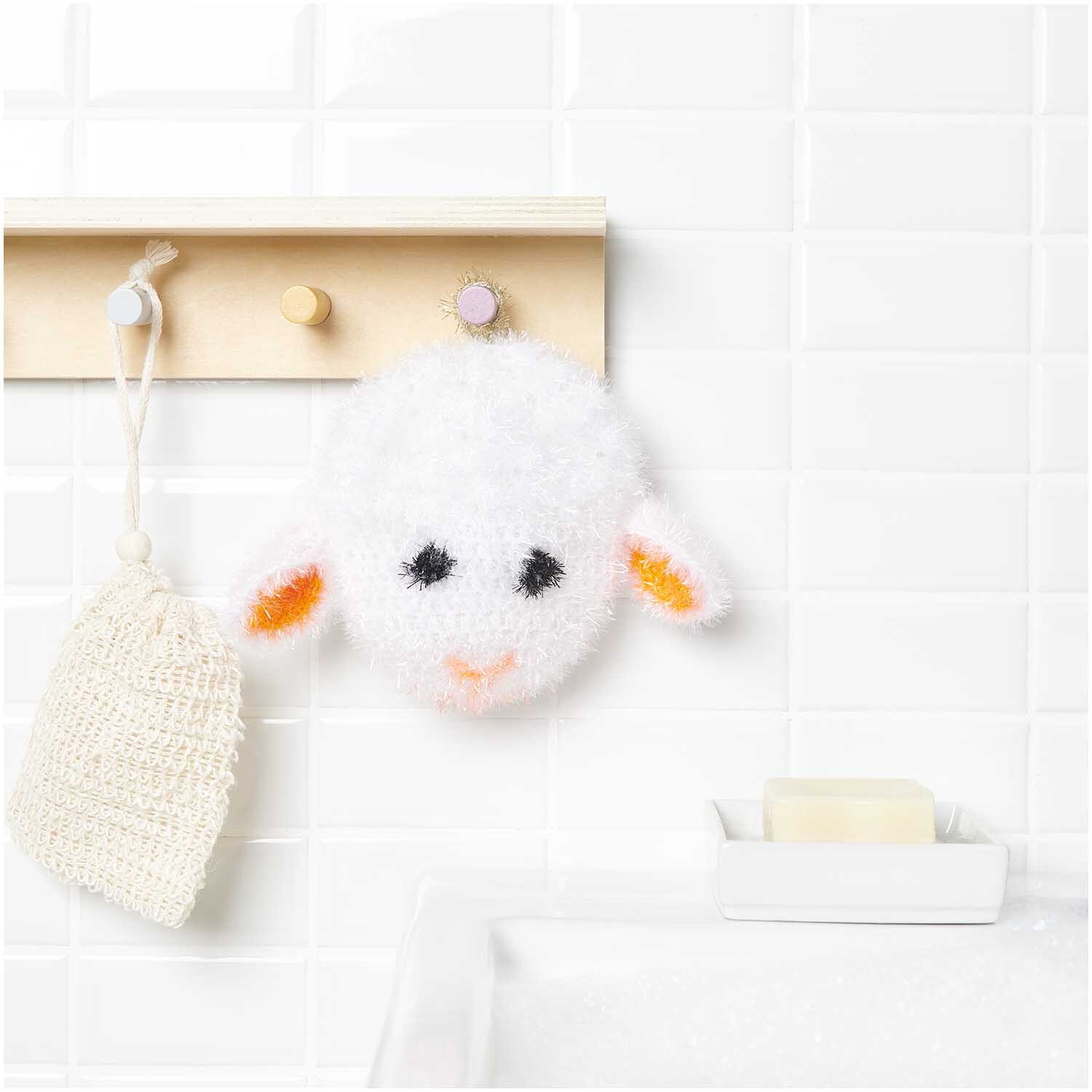 Häkelset Creative Bubble Häschen + Lamm von Rico Design: Flauschiges Lammgesicht als dekorativer Schwamm im Badezimmer.