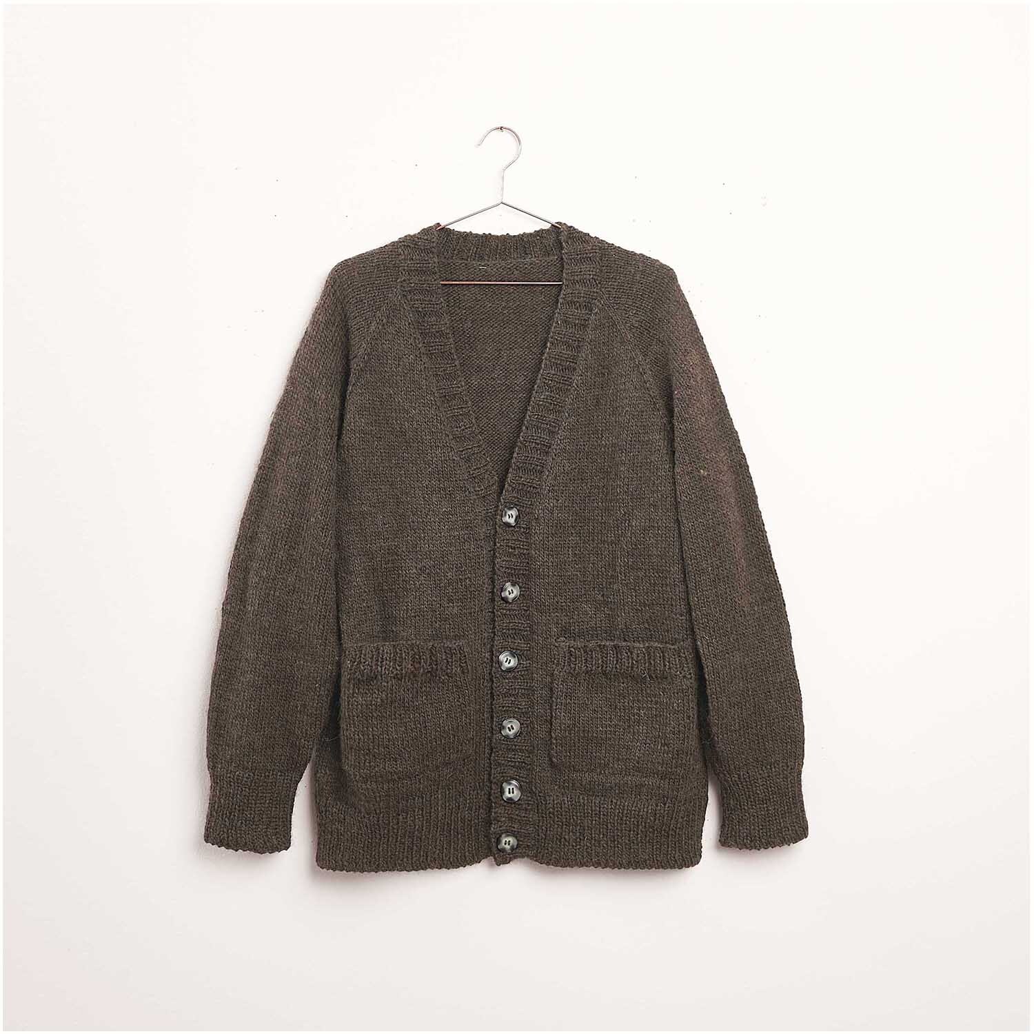 Strickset Cardigan Modell 07 aus braunem Garn, hängend an einem Kleiderbügel, mit Knopfleiste und Taschen. Ideal für den Winter.