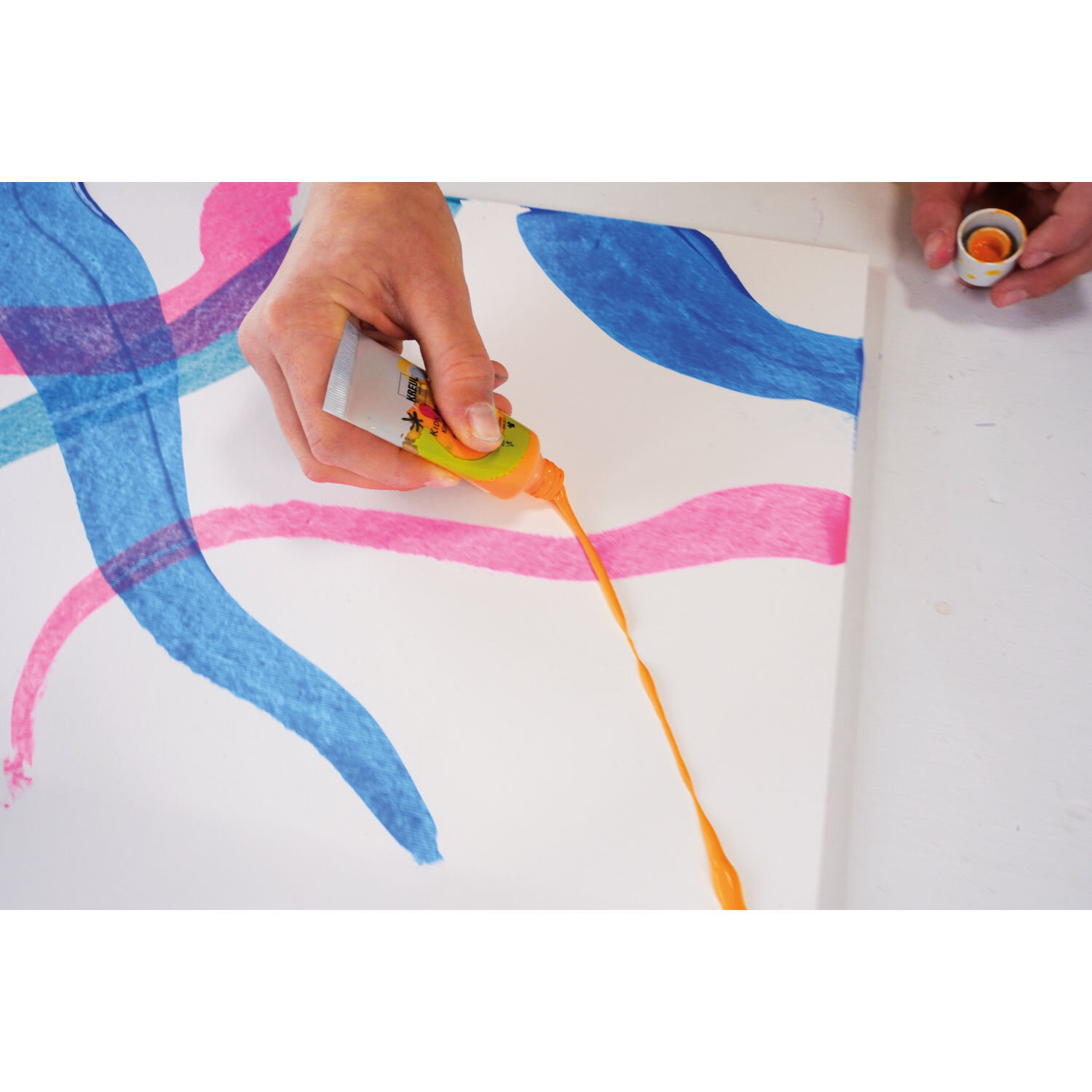 Squeegee Art Set von KREUL, flüssige Acrylfarbe wird auf Leinwand gegossen, ideal für kreative Maltechniken und abstrakte Kunstprojekte