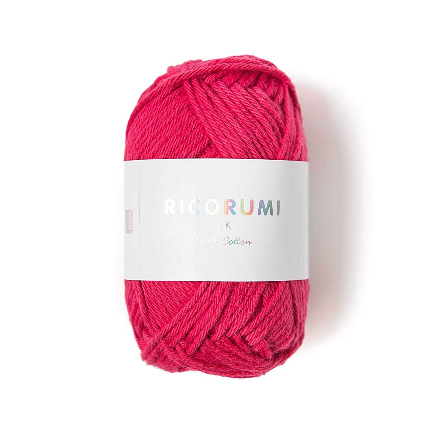 Creative Ricorumi dk Häkelset zeigt ein himbeerfarbenes Garnknäuel von Rico Design, ideal für Ohrringe.