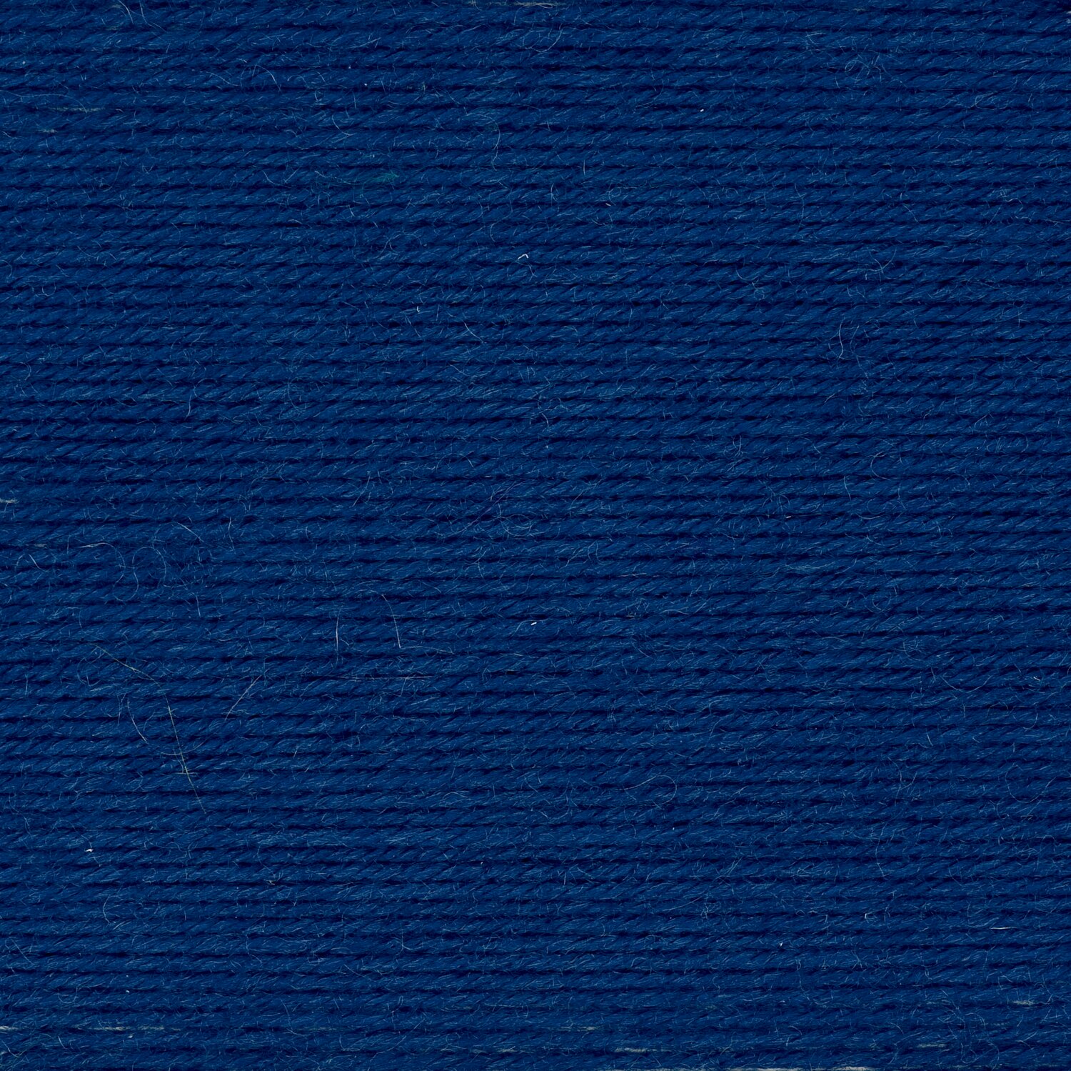 Essentials Merino dk von Rico Design, feine mitteldicke Wolle in sattem Blauton, Knäuel mit Lauflänge 50g 110m für Strick- und Häkelprojekte