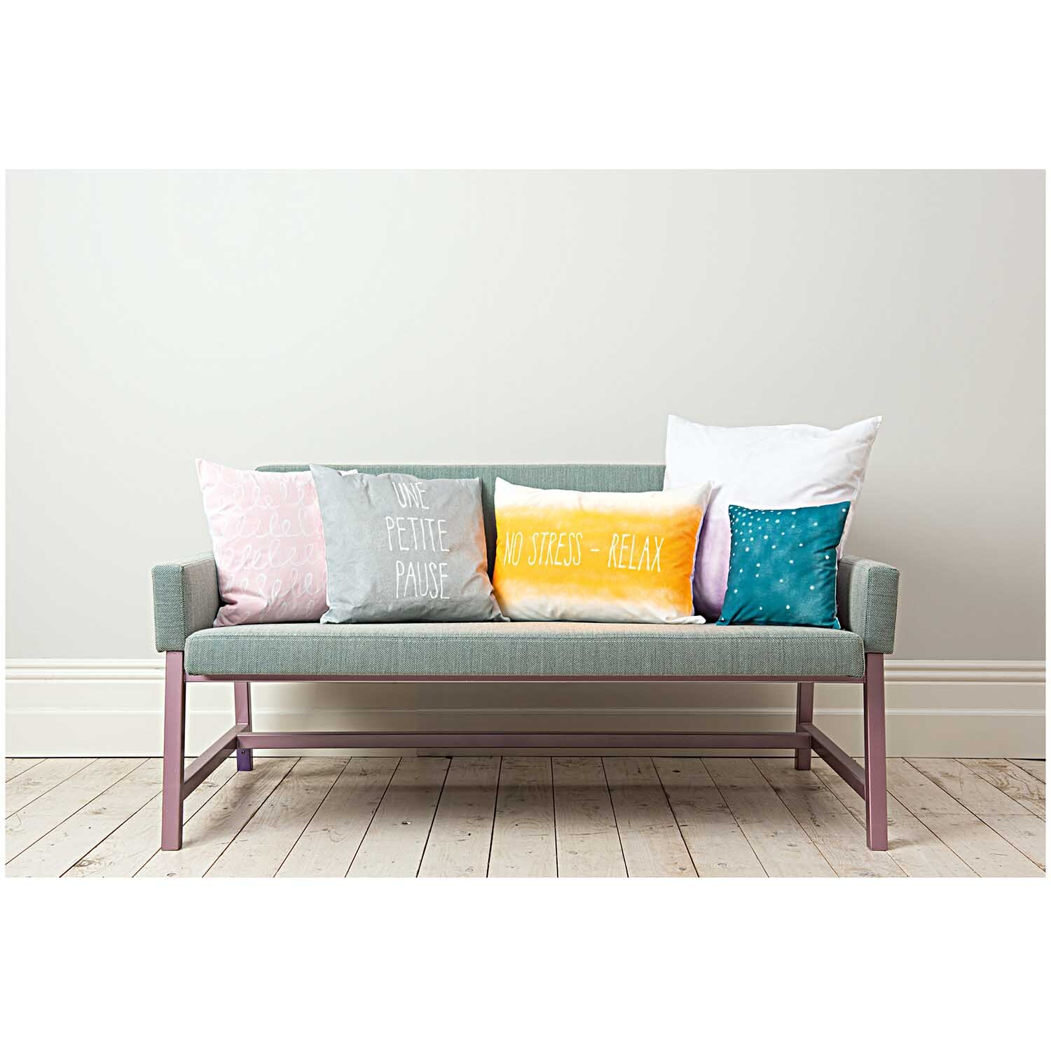 Textil Spray Glitter irisierend: Ein Sofa mit bunten Kissen in Pastelltönen, ideal für kreative Wohnideen.